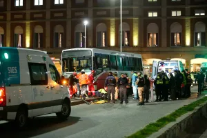 Chofer perdió control de colectivo, subió a la vereda y mató al menos una persona en Mar del Plata