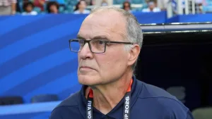 "Me dejaron solo", el fuerte reproche de Bielsa a los jugadores de Uruguay tras la eliminación del Mundial