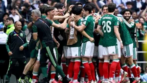 En un duelo con tres expulsados, México le ganó 2-0 a Sudáfrica en la inauguración del Mundial