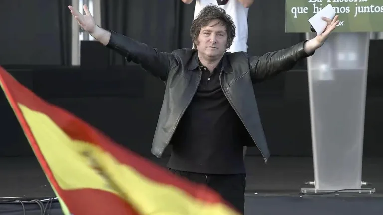 Milei, el Messi de los viajes: cumple con el número 39, a España, para hablar en universidad derechista y recibir premio de pares ideológicos