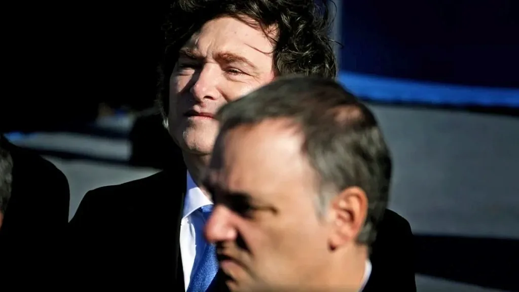 Milei volvió de España y se reúne con Adorni para resolver qué pasará con el jefe de Gabinete investigado por corrupción