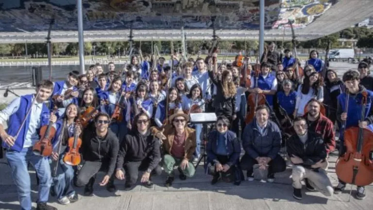 “Rosario se hace canción”: la Escuela Orquesta de barrio Ludueña estrenó su sesión con Coti Sorokin