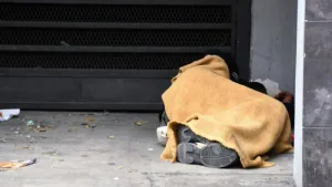Gente durmiendo en la calle