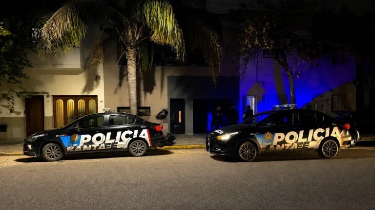 Una pareja de jubilados fue estafada con el “cuento del tío” y le robaron casi un millón de dólares en Santa Fe