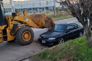 Locura en Entre Ríos: manejó borracho una retroexcavadora y chocó a siete autos
