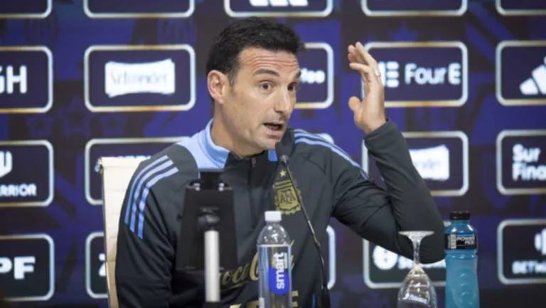 Scaloni confirmó que el Dibu Martínez y Julián Álvarez están “disponibles” para el debut ante Argelia