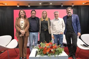 El Partido Socialista impulsa una alternativa para 2027 con consenso de un amplio arco opositor