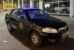 Un taxi chocó a una bicicleta y huyó: el conductor fue detenido a unas 20 cuadras