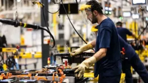 Crisis sin fin: el empleo formal volvió a caer y el salario mínimo ya perdió casi 40% frente a la inflación