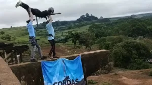 Brasil: una joven de 21 años murió después de ser lanzada sin cuerdas en un salto de bungee jumping
