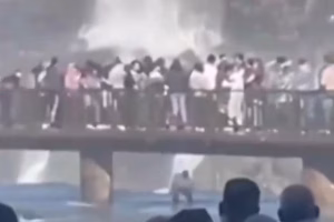 Cataratas del Iguazú: se le cayó su celular y se tiró al agua para recuperarlo