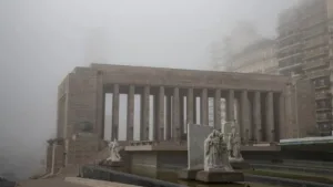 Monumento a la Bandera con niebla