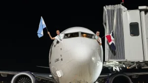 . La aerolínea de precios bajos Arajet realizó su esperado vuelo inaugural entre el Aeropuerto Internacional Rosario (AIR) “Islas Malvinas” y Punta Cana