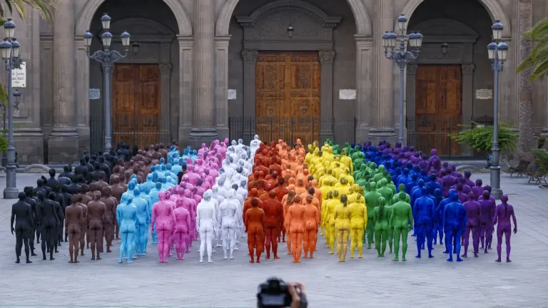 Spencer Tunick reunió a más de 500 personas desnudas en una obra que celebró la diversidad LGTBIQ+