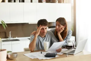Cobrar para pagar: el salario argentino convertido en una carrera de supervivencia