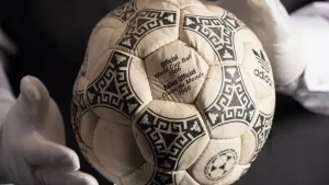 ¿Cuánto vale un pedazo de la eternidad? Subastan la pelota de la Mano de Dios y el Gol del Siglo