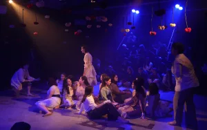 Fútbol y teatro: una multitud generó su propia fiesta en las calles poco antes del comienzo del Festival de Rafaela