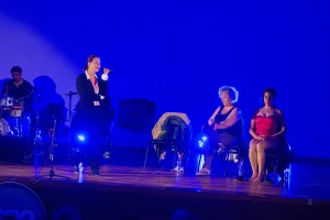 Fútbol y teatro: una multitud generó su propia fiesta en las calles poco antes del comienzo del Festival de Rafaela