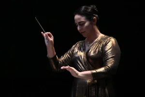 Yeny Delgado toma la batuta de la Sinfónica de Rosario en velada de estreno, historia y virtuosismo en El Círculo