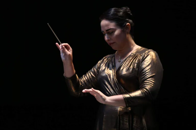 Yeny Delgado toma la batuta de la Sinfónica de Rosario en velada de estreno, historia y virtuosismo en El Círculo