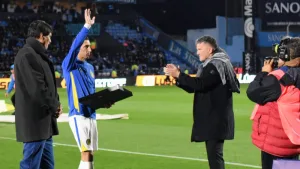 Reconocimiento para Fideo y pasillo al campeón: Belgrano le entregó una plaqueta a Di María y el plantel de Central saludó al del Pirata