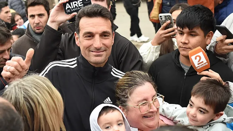 El emotivo regreso de Lionel Scaloni a Pujato tras el Mundial 2026 reabre los interrogantes sobre su continuidad en la Selección