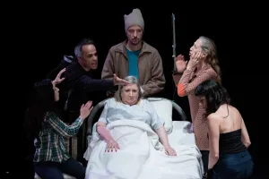 Llega “La omisión de la familia Coleman”, la obra que se adelantó en el tiempo y anunció que la empatía iba a fracasar
