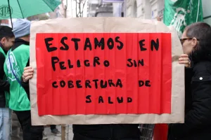 Hubo un abrazo solidario a la sede de la obra social de los militares en Rosario por corte de prestadores a los que no les pagan