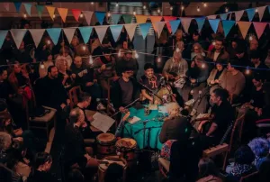 Juan Quintero presenta en Rosario “Bingo para cantar”, una celebración colectiva que parte de la música  