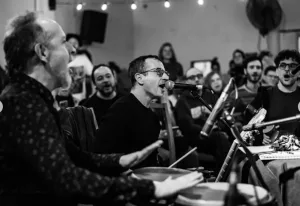Juan Quintero presenta en Rosario “Bingo para cantar”, una celebración colectiva que parte de la música  