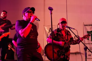 La Clave rinde tributo a Los Pérez García en un show cargado de nostalgia y energía