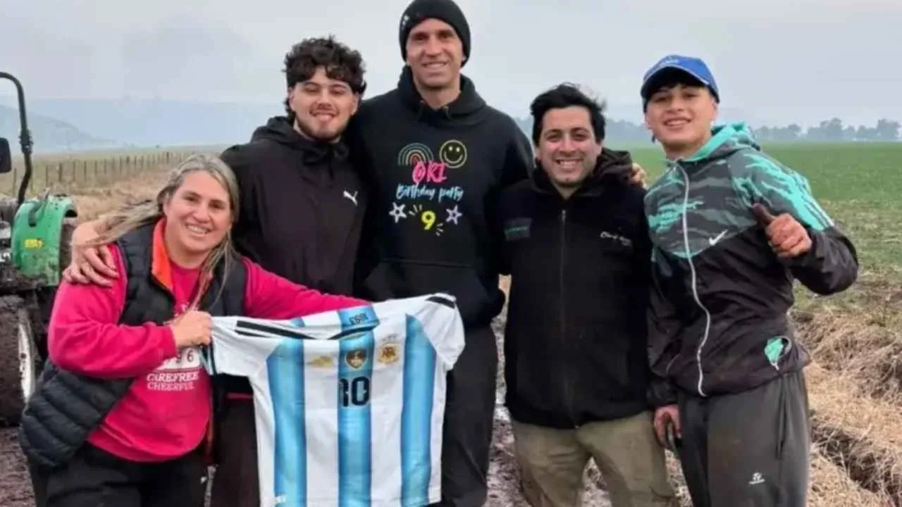 La increíble anécdota de una familia que salió a dar un paseo y ayudó al Dibu Martínez a salir del barro