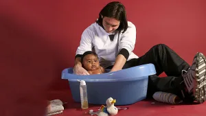 Messi bañando a Lamine Yamal cuando era bebé