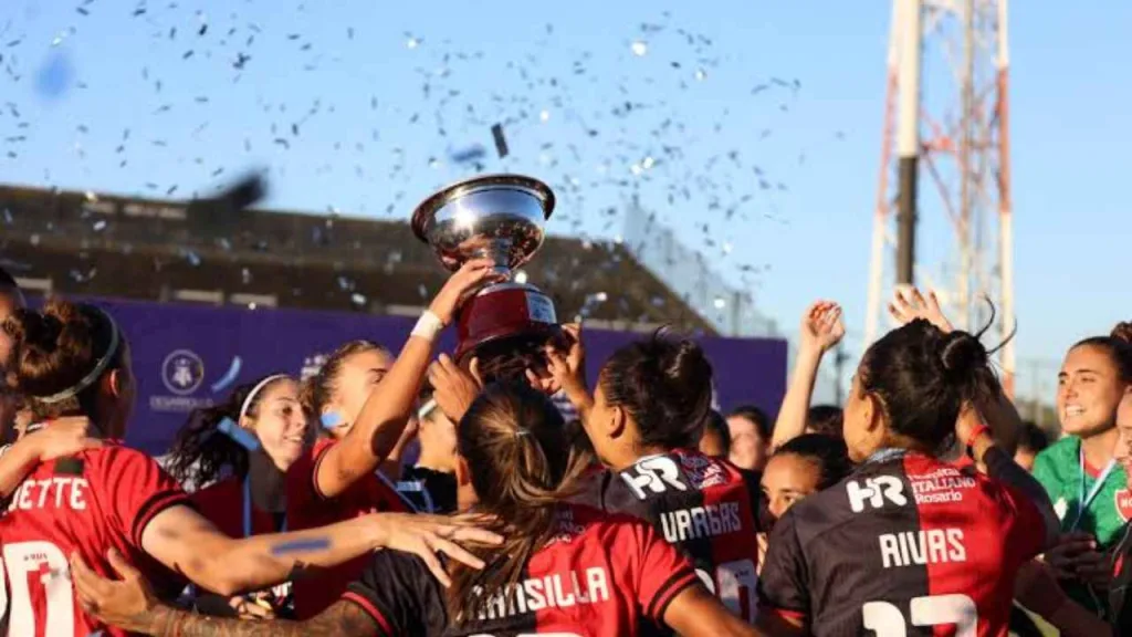 Newell´s y una campaña para el olvido: pelea el descenso y terminó jugando un partido de Primera con ropa prestada