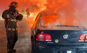 Otro más: se prendió fuego un auto en el suroeste y los bomberos necesitaron más de una hora para apagar las llamas