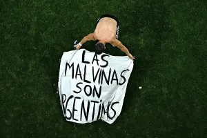 Diplomáticos de cancha: por la sábana que mostró la Selección, se dispararon las búsquedas sobre Malvinas en Google
