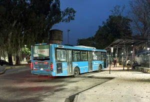 Investigan si un hombre en situación de calle murió atropellado por un colectivo en la dársena de La Siberia