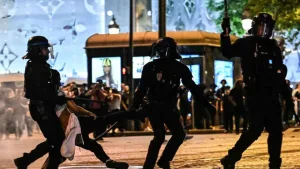 El operativo tendrá como eje principal la zona de los Campos Elíseos, donde algunos comercios comenzaron a proteger sus fachadas y vidrieras ante el temor de saqueos o ataques, en un sector que suele transformarse en punto de celebración tras los grandes partidos de la selección francesa. También habrá restricciones en el transporte público. La RATP informó cierres desde las 21 en estaciones como Argentine, George V, Madeleine, Miromesnil, Ternes y Tuileries, mientras que la línea 6 interrumpirá su servicio entre Charles de Gaulle-Étoile y Trocadéro. La Prefectura justificó la dureza del despliegue por la posibilidad de grandes concentraciones en la capital y la periferia, además de los antecedentes recientes de disturbios durante celebraciones futbolísticas vinculadas a partidos del PSG en la Liga de Campeones. Francia y Marruecos volverán a cruzarse en una instancia decisiva de un Mundial, esta vez por un lugar en las semifinales, mientras París se prepara para una noche de máxima tensión en las calles.