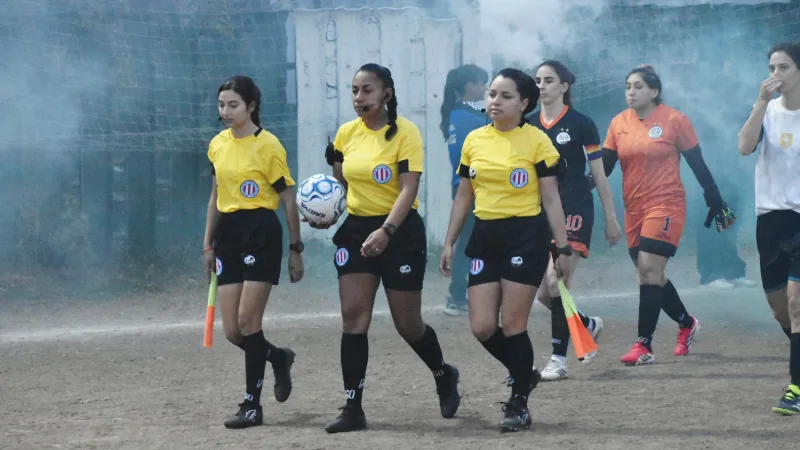 La terna arbitral comandada por Jaqueline Arriola tuvo una flojísima actuación en la primera semifinal entre Social Lux y Adiur