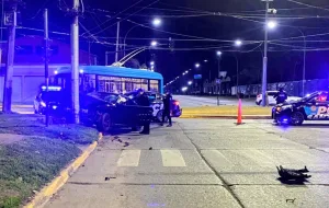 Un auto chocó contra una columna en Mendoza y Wilde: rescataron a dos personas y un perro de su interior
