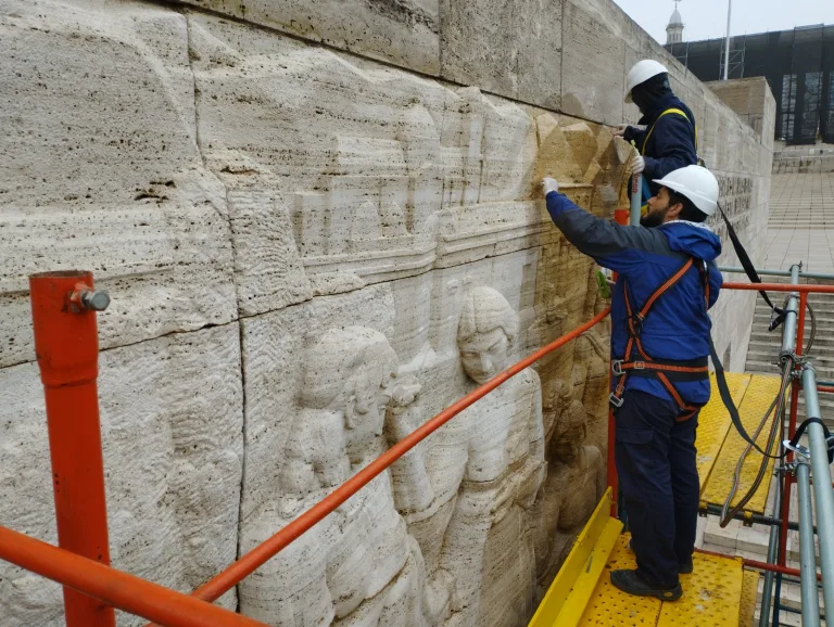 Cómo fueron los exhaustivos trabajos de restauración de las obras en piedra del Monumento Nacional a la Bandera