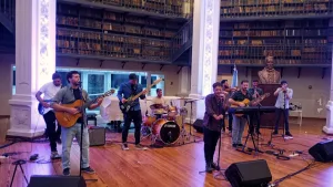 Canciones nacidas entre el río y el barrio: la banda RIOBA se presenta en el CC Atlas