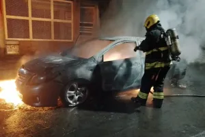 Noche de incendios: quemaron dos autos y una casa sufrió daños
