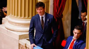 Santiago Caputo salió a blindar al Gobierno: "Hay que condecorarlo"