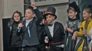 Un alumno encabezó un acto escolar por el Día de la Independencia y terminó pidiendo "por la cuarta"