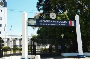 Choque frente a la Jefatura: un policía herido tras el impacto entre un auto y un patrullero