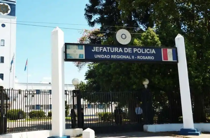 Choque frente a la Jefatura: un policía herido tras el impacto entre un auto y un patrullero