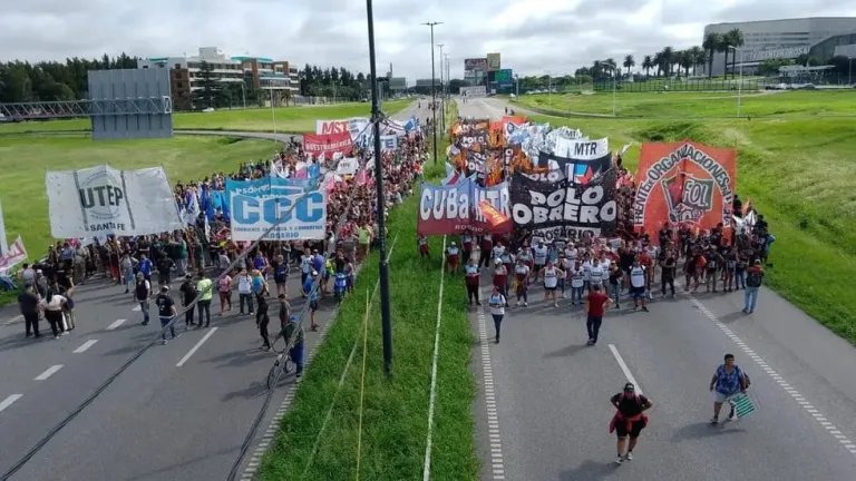 Organizaciones sociales convocan a una jornada nacional de protesta con cortes y movilización en Rosario