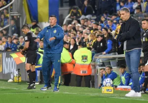 Recibimiento hostil: los hinchas de Central llenaron de silbidosel Gigante cuando sonó el nombre de Jorge Almirón