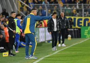 Recibimiento hostil: los hinchas de Central llenaron de silbidos cuando sonó el nombre de Jorge Almirón